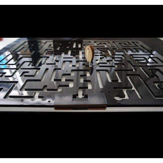 Escape room nøglelabyrint lavet af sort og hvid akryl